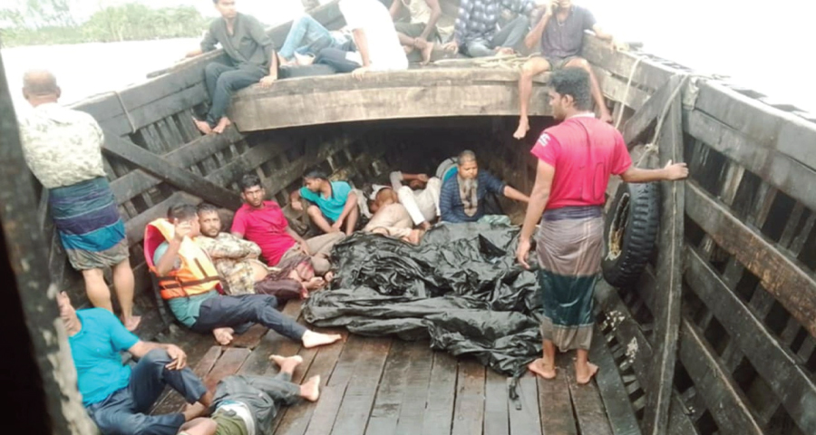 মেঘনায় ৩৯ যাত্রী নিয়ে ডুবে গেল ট্রলার