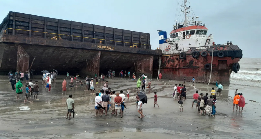 উত্তাল সাগর, উপকূলে উঠে গেল বিশাল দুই জাহাজ