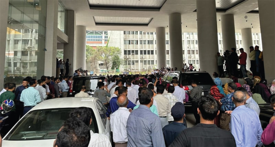 সরকারি চাকরি অধ্যাদেশ বাতিলের দাবিতে উত্তাল সচিবালয়