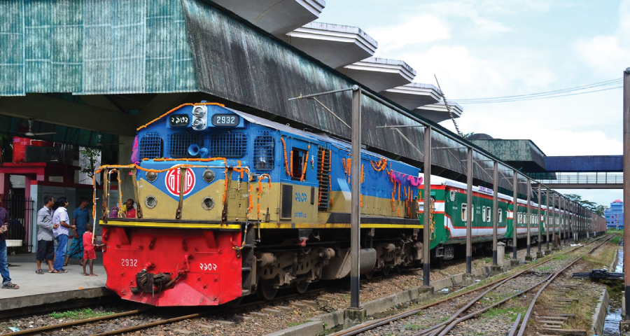 ইঞ্জিনে নেই টয়লেট, প্রকৃতির ডাকে সাড়া দিয়ে ‘বিপদে’ পারাবতের চালক