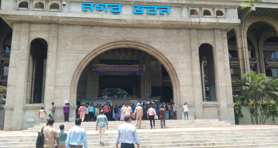 নগরভবনে অবস্থান নিলেন ডিএসসিসির কর্মচারীরা