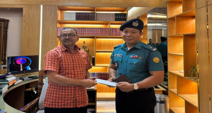 ধানমন্ডি থানার ওসিকে পুরস্কৃত করলেন ডিএমপি কমিশনার