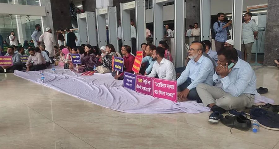 কর্মবিরতিতে কর্মীরা, অচল এনবিআর