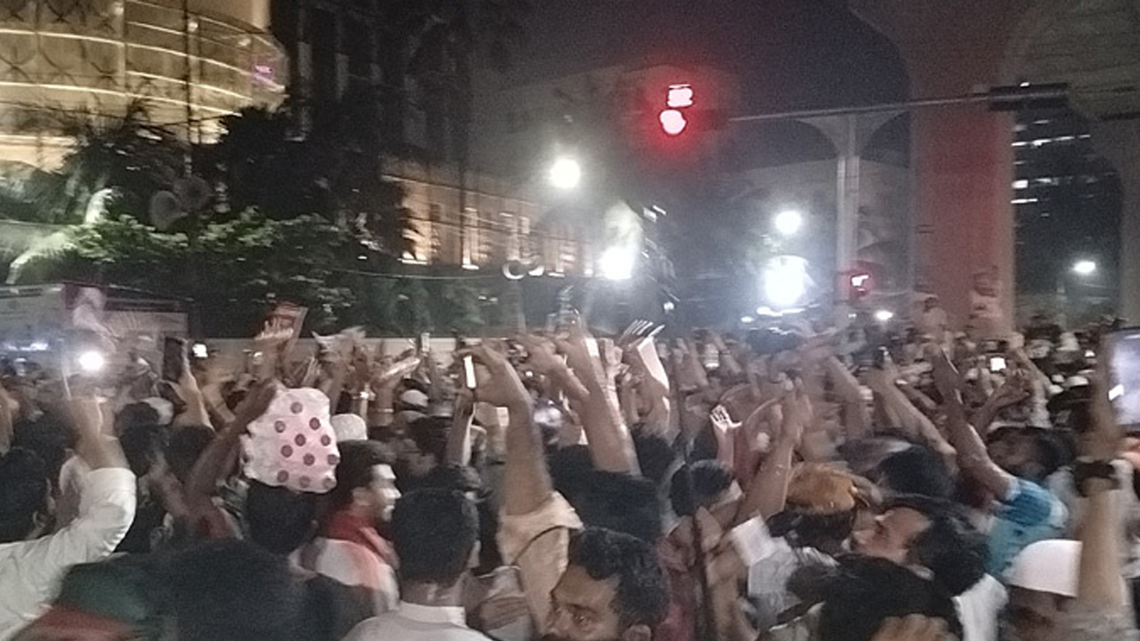 আ.লীগের সব কার্যক্রম নিষিদ্ধের ঘোষণায় শাহবাগে ছাত্র-জনতার উল্লাস