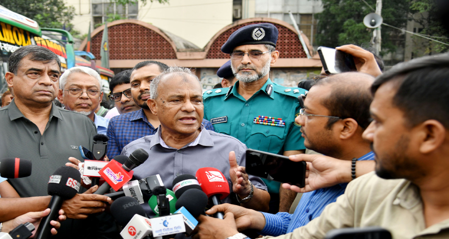 ঈদযাত্রায় ডাকাতি ঠেকাতে প্রত্যেক যাত্রীর ছবি তোলা হবে: স্বরাষ্ট্র উপদেষ্টা