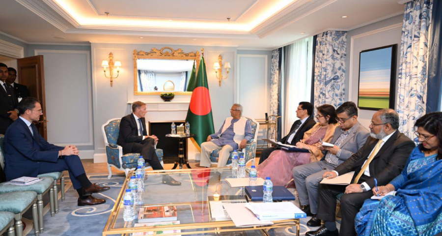 প্রধান উপদেষ্টার সঙ্গে এয়ারবাসের এক্সিকিউটিভ ভাইস প্রেসিডেন্টের সাক্ষাৎ