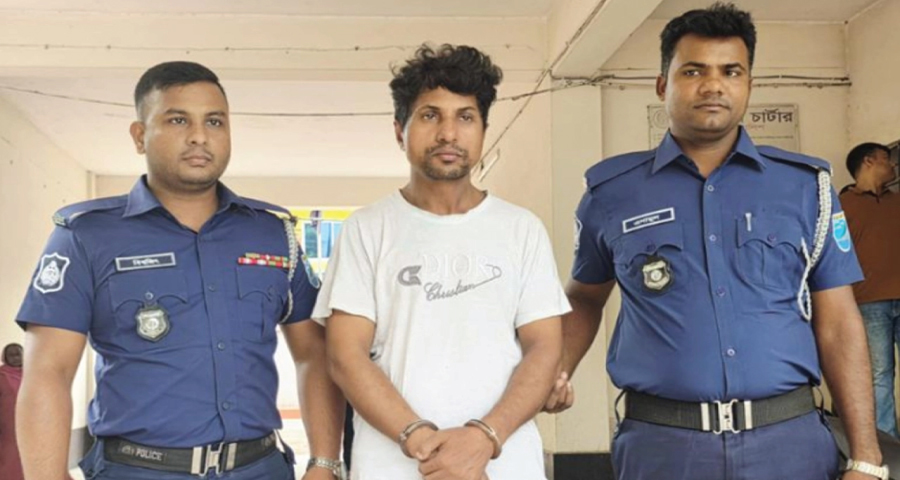 ৪ স্কুলছাত্রীকে আটকে রেখে ধর্ষণের অভিযোগে শিক্ষক গ্রেপ্তার