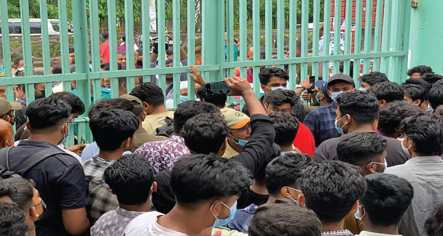 এইচএসসি পরীক্ষা পেছানোর দাবিতে রাজশাহী শিক্ষা বোর্ডের সামনে বিক্ষোভ