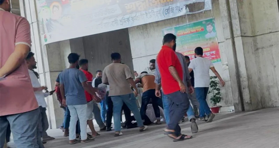 নগর ভবনে ইশরাক সমর্থকদের দুই গ্রুপের ধাওয়া-পাল্টা ধাওয়া