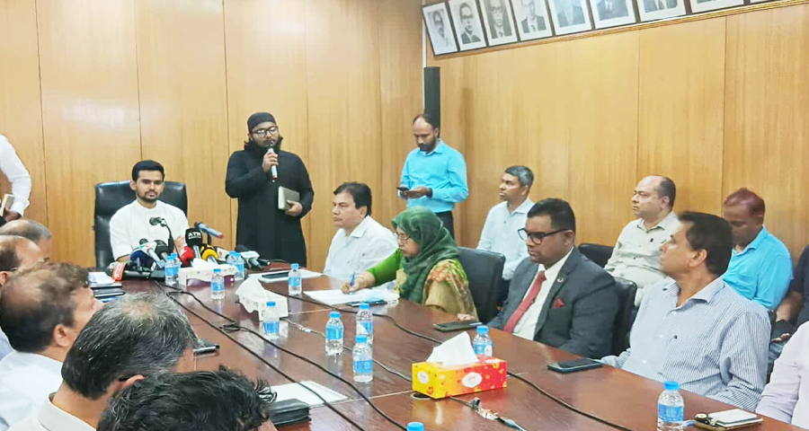 কোরআন তেলাওয়াত দিয়ে সভা শুরু করেন উপদেষ্টা আসিফ