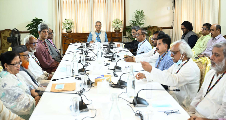 ১৩ দলের নেতাদের সঙ্গে বৈঠকে প্রধান উপদেষ্টা