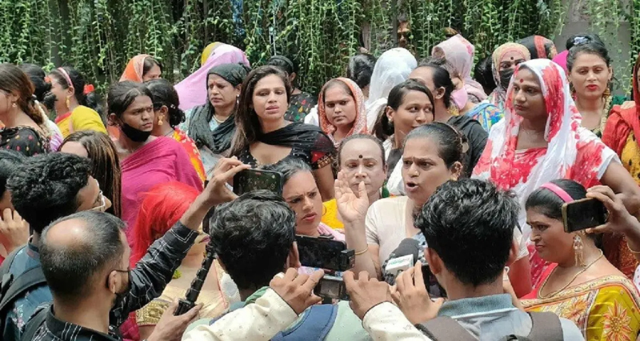 রক্ত দিতে বার্ন ইনস্টিটিউটে ছুটে গেলেন তৃতীয় লিঙ্গের শতাধিক মানুষ