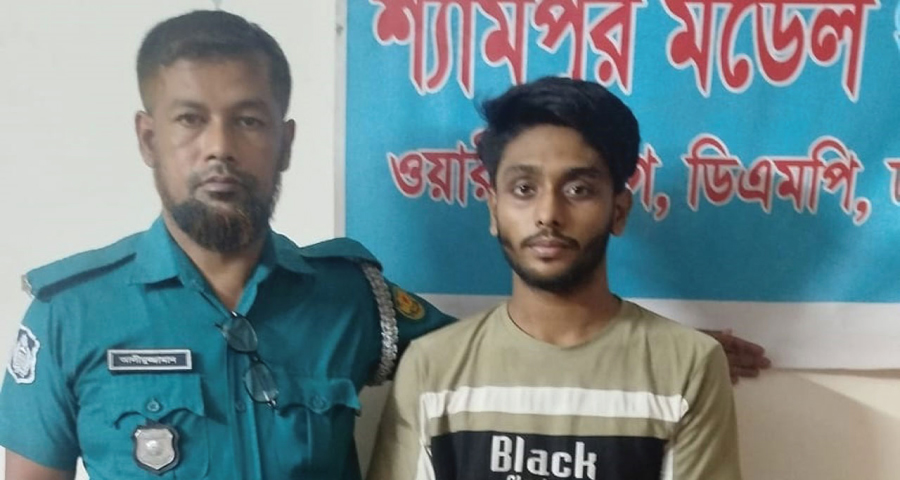 শ্যামপুরে বাসে অগ্নিসংযোগের চেষ্টা : নিষিদ্ধ ছাত্রলীগের কর্মী গ্রেপ্তার