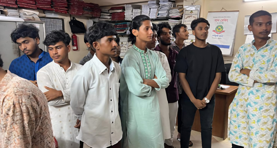 ‘জয় বাংলা’ স্লোগানে টিকটক বানাতে গিয়ে আটক ১২ যুবক