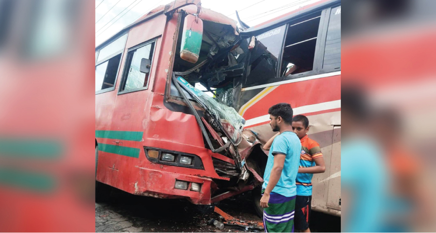 সাতক্ষীরায় মুখোমুখি সংঘর্ষে দুমড়ে-মুচড়ে গেল যাত্রীবাহী ২ বাস