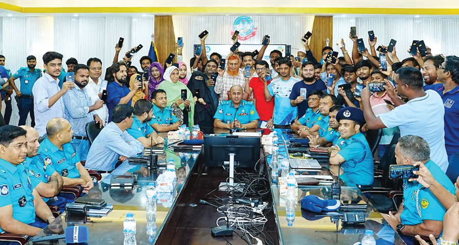 হারানো ১৪৫ মোবাইল ফোন ফিরে পেলেন মালিকরা