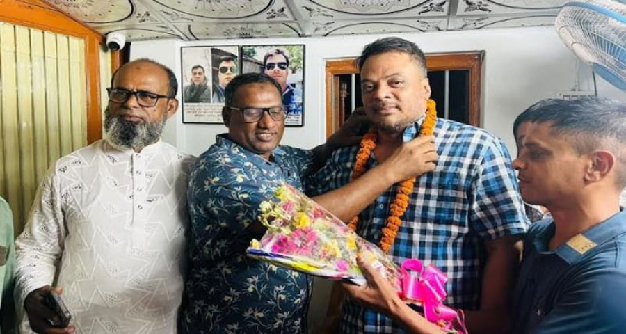 বিএনপি নেতাকে গাঁদা ফুলের মালা পরিয়ে দিলেন পুলিশ কর্মকর্তা