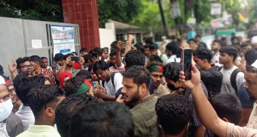 পটিয়া থানার সামনে বৈষম্যবিরোধীদের অবস্থান, ওসির অপসারণ দাবি