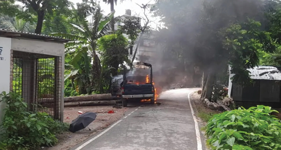 গোপালগঞ্জে পুলিশের ওপর নিষিদ্ধ ছাত্রলীগের হামলা, গাড়িতে আগুন