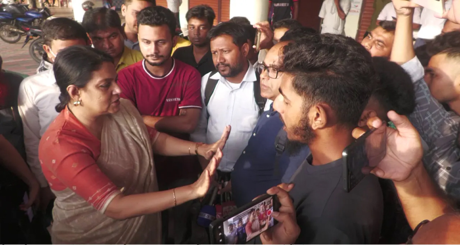 ঢাকায় ফেরার পথে অবরোধের মুখে ৪ উপদেষ্টা