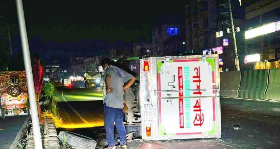 তানভীরের মরদেহ বাড়ি নেওয়ার পথে উল্টে যায় ফ্রিজার ভ্যান