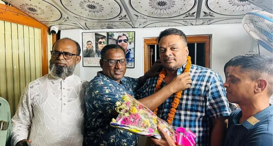 বিএনপির নেতাকে মালা পরানো সেই পুলিশ কর্মকর্তাকে গোপালগঞ্জে বদলি