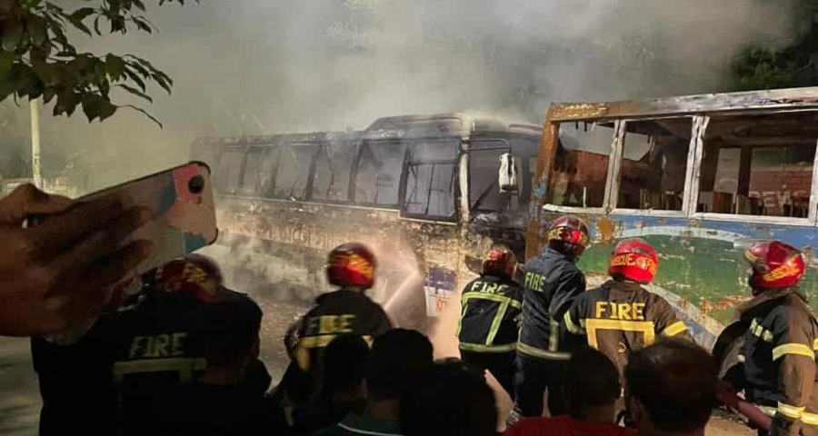 রাজধানীর পল্লবীতে বাসে আগুন দিল দুর্বৃত্তরা
