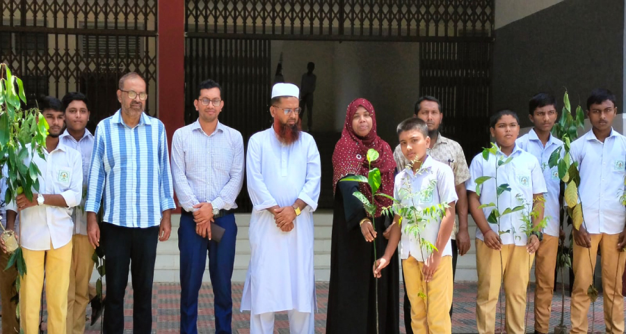 গাছের চারা উপহার পেল গৌরীপুরের শিক্ষার্থীরা