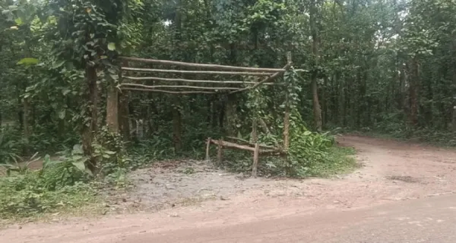 গাজীপুরে পুলিশের চেকপোস্টের টিন খুলে নিয়েছে চোরেরা