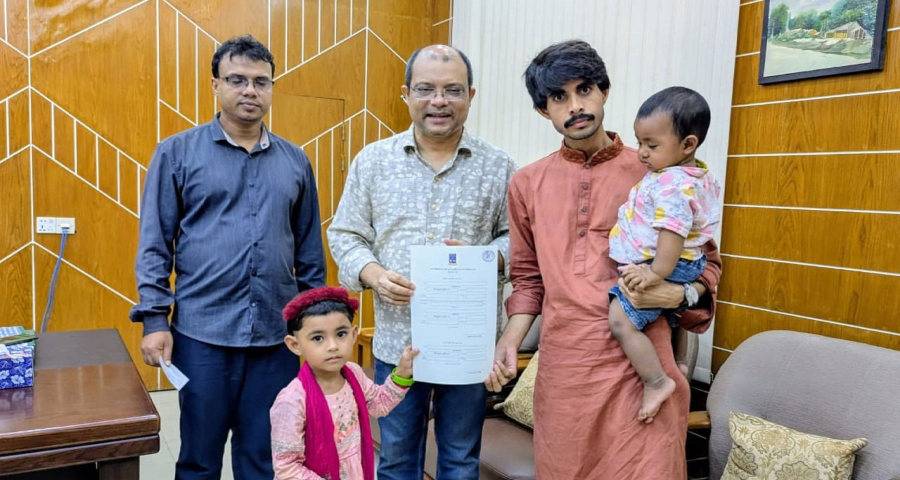 দুই সন্তানকে সঙ্গে নিয়ে ডাকসুর মনোনয়ন ফরম নিলেন ঢাবি শিক্ষার্থী