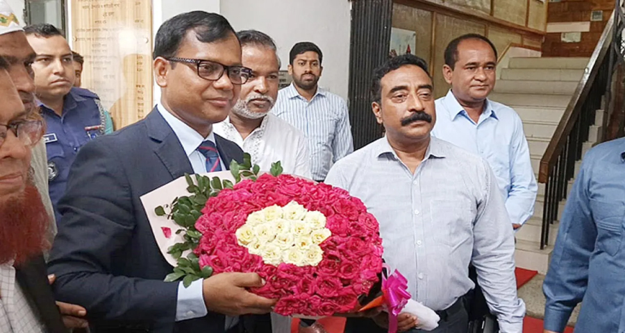 সিলেটের নতুন জেলা প্রশাসক হিসেবে দায়িত্ব নিলেন সারওয়ার আলম