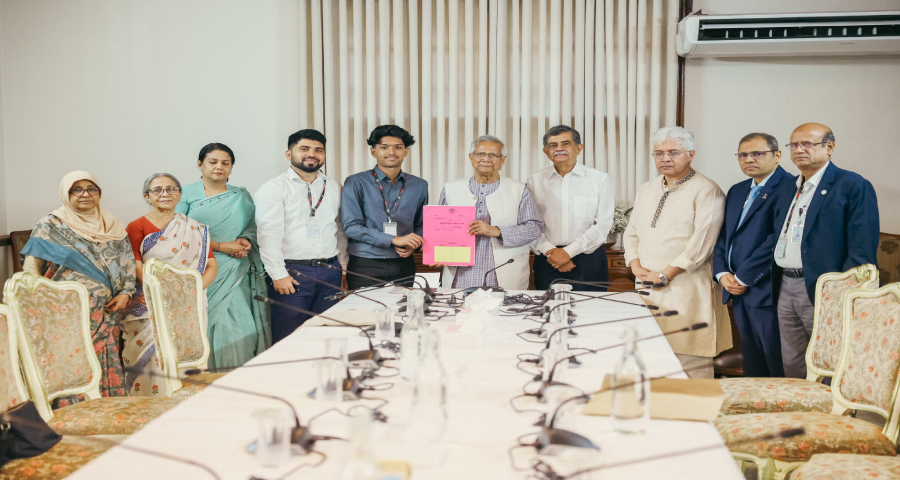 সাগর-রুনির সন্তান মেঘের হাতে পূর্বাচলের প্লটের দলিল হস্তান্তর