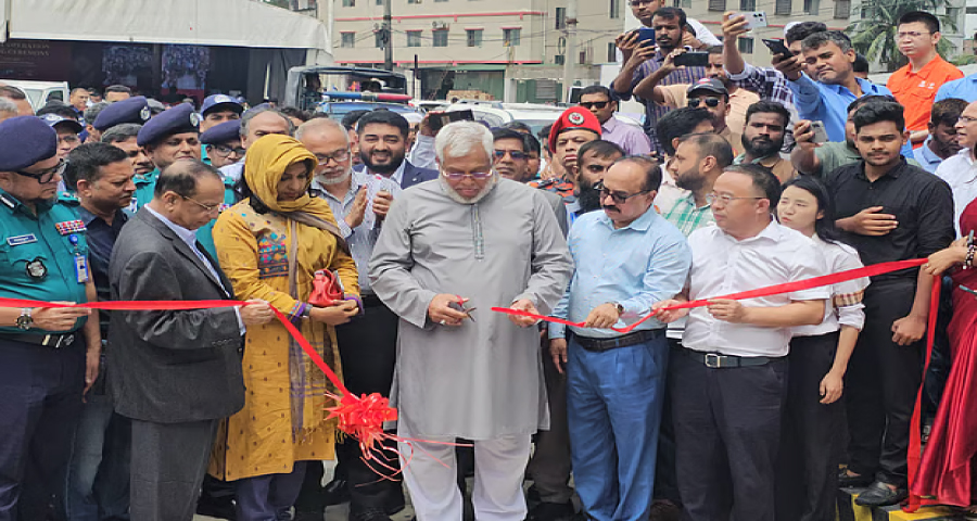 ফলকে নিজের নাম দেখে উপদেষ্টা বললেন, ‘এটা কি আমার বাপের টাকায় করছে?’