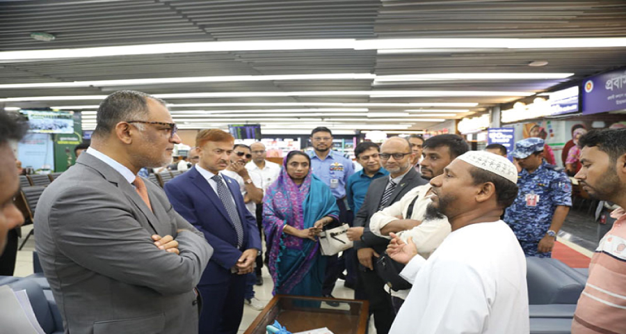 এয়ার টিকেটের অস্বাভাবিক মূল্যবৃদ্ধি ও প্রতারণা প্রতিরোধে শাহজালালে পরিদর্শন পর্যটন উপদেষ্টার