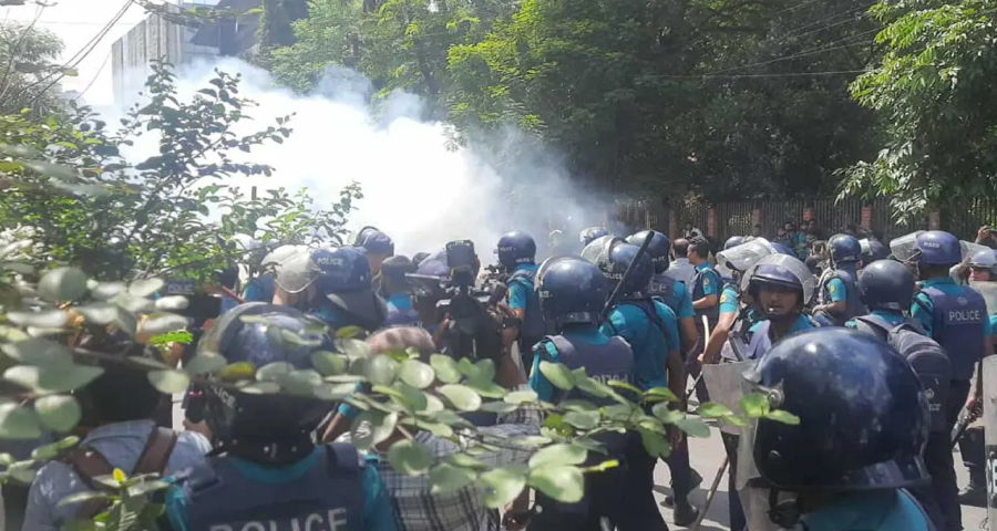 শিক্ষার্থীদের পুলিশের ধাওয়া, সাউন্ড গ্রেনেড নিক্ষেপ