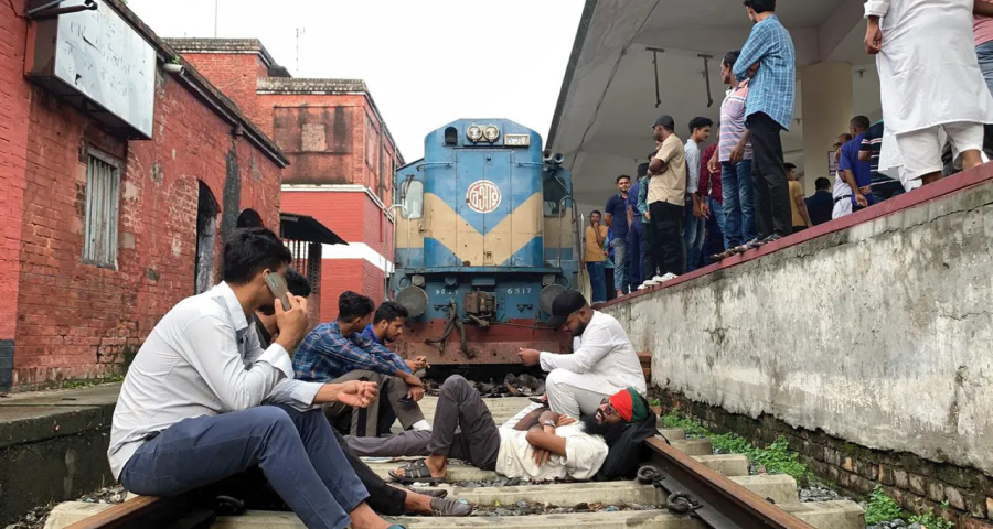 সরকারের বরাদ্দের বিশেষ ট্রেন পছন্দ না হওয়ায় বিক্ষোভ