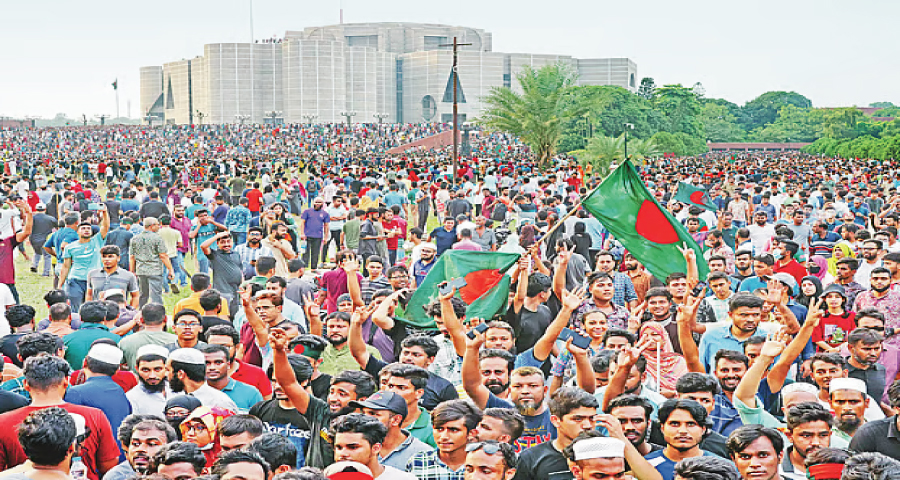 পতনের আগের রাতেও দমনের চেষ্টায় ছিলেন শেখ হাসিনা