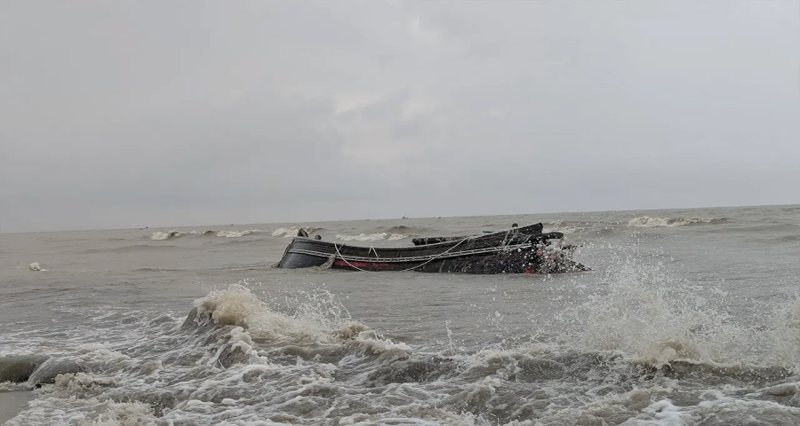 সৈকতে ভেসে এলো ট্রলারসহ জেলের মরদেহ