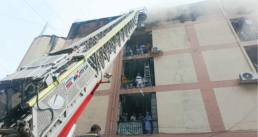 গুলিস্তানে মার্কেটে আগুন, নিয়ন্ত্রণে ১১ ইউনিট