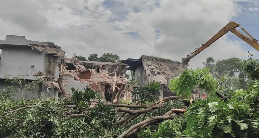 সাবেক প্রতিমন্ত্রী নসরুল হামিদের বাংলোবাড়ি গুঁড়িয়ে দিল বিআইডব্লিউটিএ