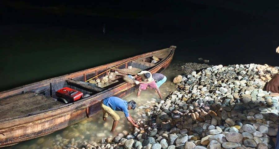 এক রাতের অভিযানে সাদাপাথরে ফিরল ১২ হাজার ঘনফুট পাথর