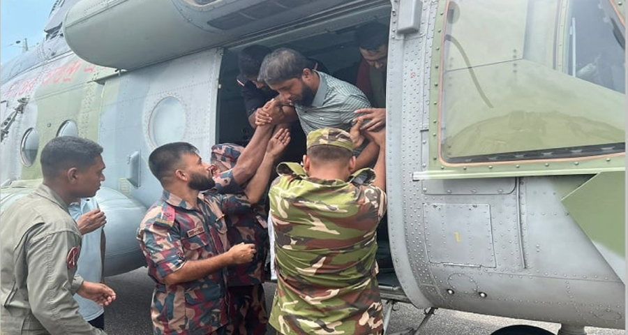 হাতিকে বাঁচাতে গিয়ে চিকিৎসকেরা আহত, হেলিকপ্টারে আনা হলো ঢাকায়