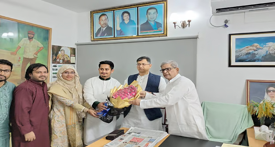 প্রতিষ্ঠাবার্ষিকীতে ফুল নিয়ে বিএনপির কার্যালয়ে এনসিপির নেতারা