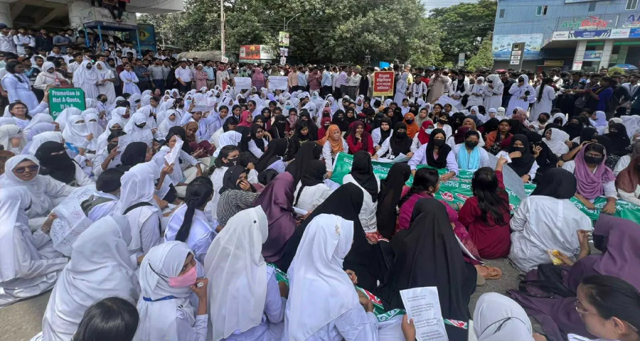 রাজধানীর সাতরাস্তার মোড়ে অবরোধ