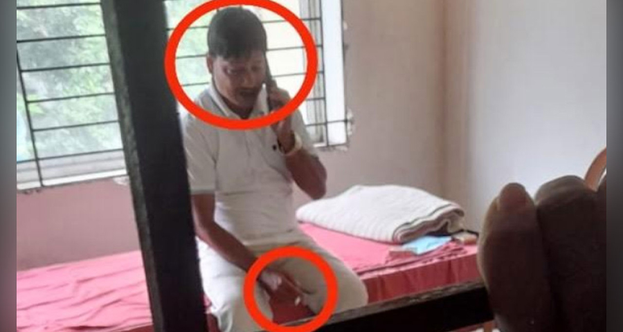 হাজতে সিগারেট হাতে মোবাইলে কথা বলছেন বিএনপির সাবেক নেতা