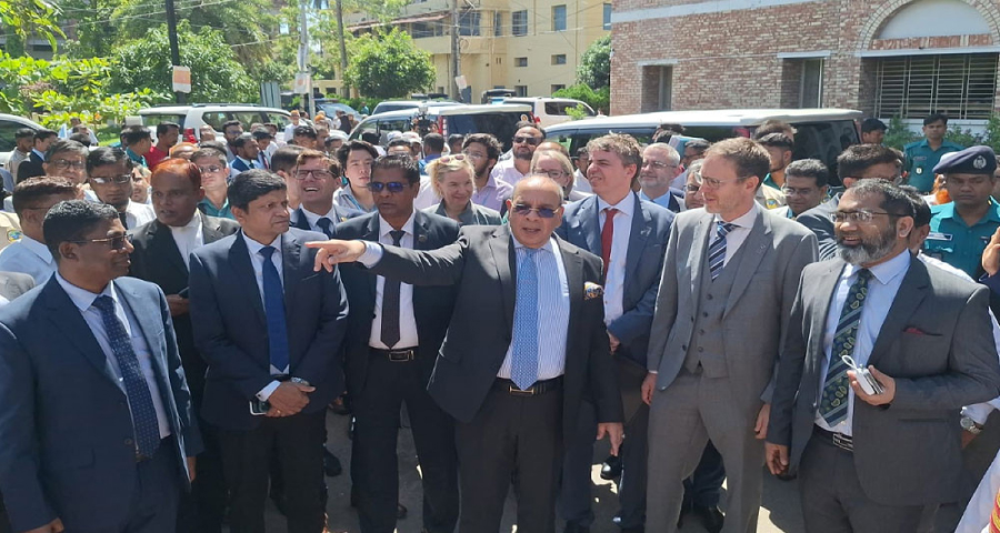 বরিশাল আদালতে প্রধান বিচারপতি, সঙ্গে বিভিন্ন দেশের রাষ্ট্রদূত