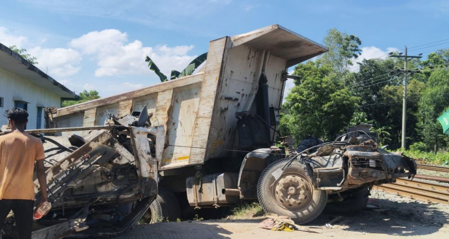 গাজীপুরে ডাম্প ট্রাকে ট্রেনের ধাক্কায় নিহত ২