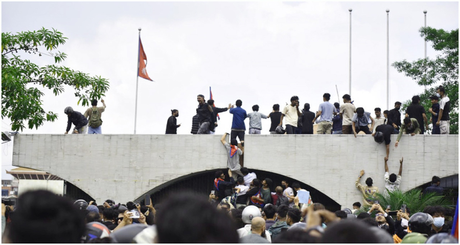 জেন জি বিক্ষোভে উত্তাল নেপাল, পার্লামেন্টে ঢুকে পড়েছে জনতা