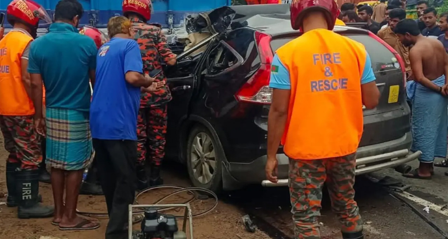 কাভার্ডভ্যানের নিচে প্রাইভেটকার, বাবা-মেয়ে নিহত