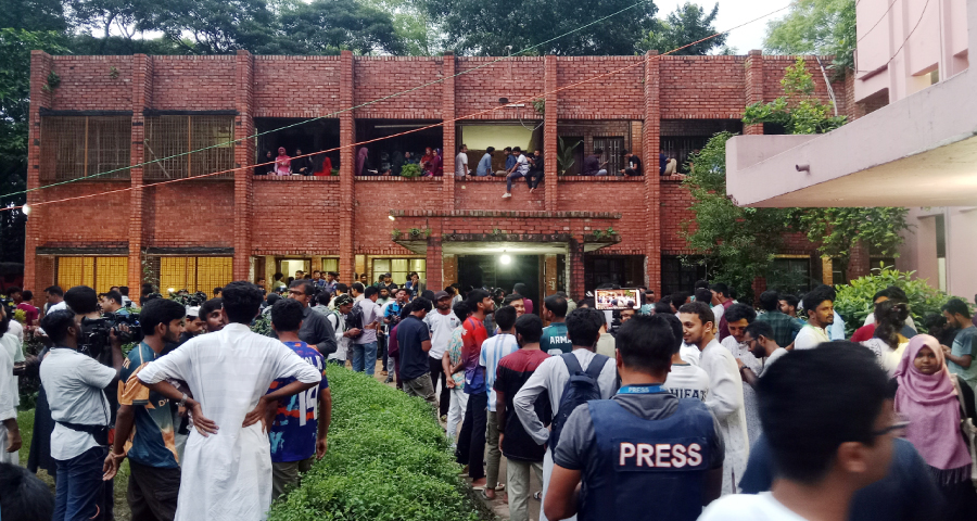 জাকসু নির্বাচনের ভোট গণনা বন্ধ, চলছে জরুরি সভা